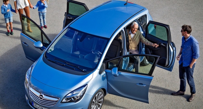 Opel показал концепт автомобиля со складывающимся рулем