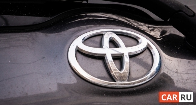 Российские автосалоны начали продавать семиместные Toyota Veloz за 3,9 млн рублей
