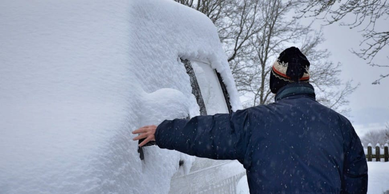 На автомобиле неочищенный снег – есть ли штраф ГИБДД за это и сколько?